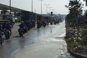 Nước cống hôi thối tràn ra đường, nhiều người bị té